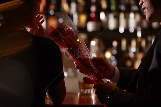 男人和女人在酒吧喝酒送花图片