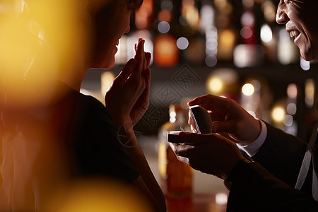 男人和女人在酒吧求婚图片