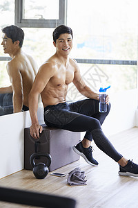 健身房年轻人喝水休息图片