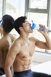 肌肉男在喝水图片
