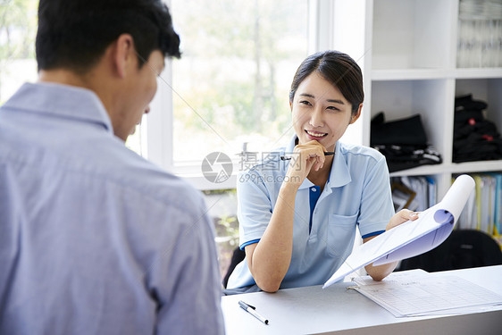 给顾客做调查问卷的女性图片