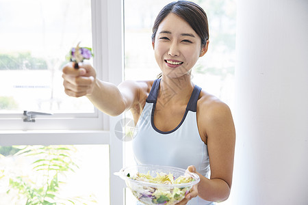 女人开心的吃健康沙拉图片