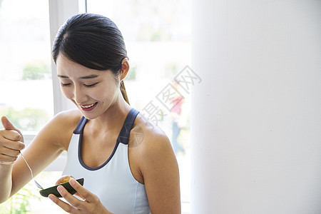 吃牛油果的青年女子图片