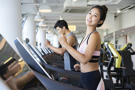 健身房里锻炼的年轻男女图片