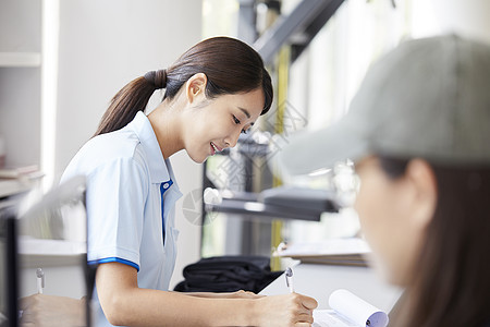 前台女子在登记客人信息图片