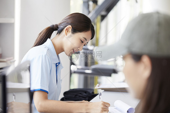 前台女子在登记客人信息图片