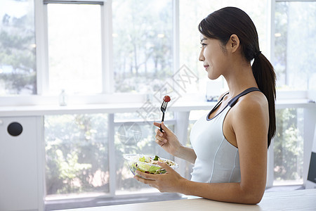 健康饮食的年轻女子图片