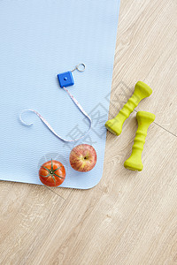 水果和健身器材的静物图片