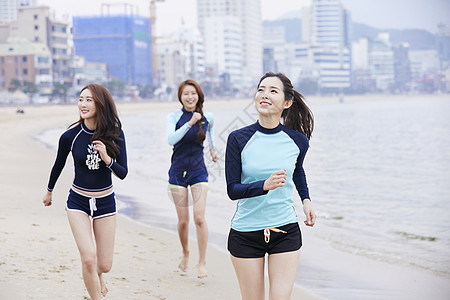 三个年轻女人在海边运动图片