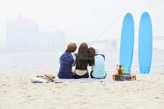 年轻女子在海边休息图片