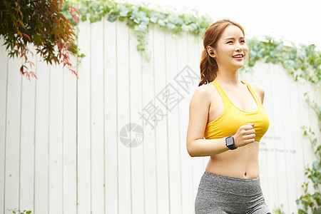 户外运动穿着运动装的年轻女子图片