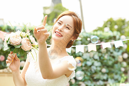 户外花园婚礼开心的年轻女子图片