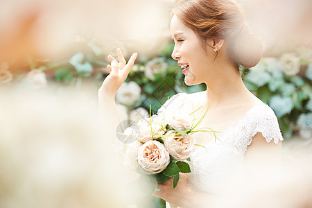 户外微笑的美丽新娘背景图片