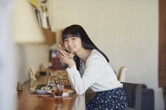 年轻女子在咖啡馆吃下午茶图片
