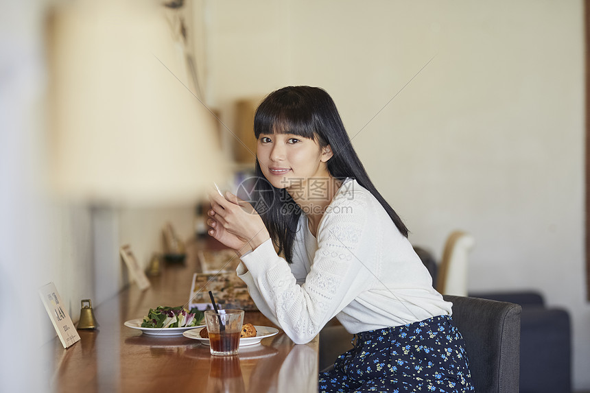 年轻女子在咖啡馆吃下午茶图片