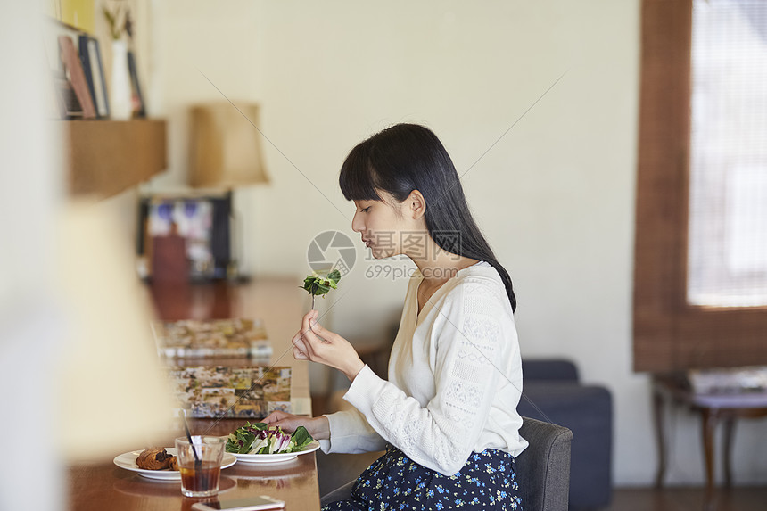 在咖啡馆休息的女人图片