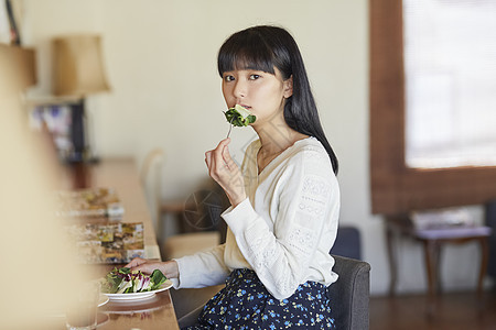 在咖啡馆休息的女人图片