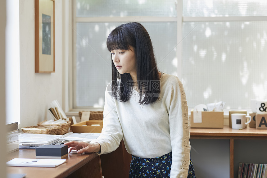 胸像精美明亮在书店的女画象图片