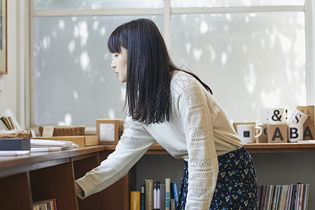 邻居行走上半身在书店的女画象图片素材