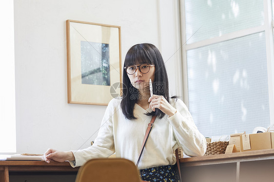 日本人走在这个城市度假一家书店的女人图片