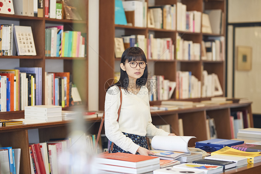 年轻日系美女逛书店图片