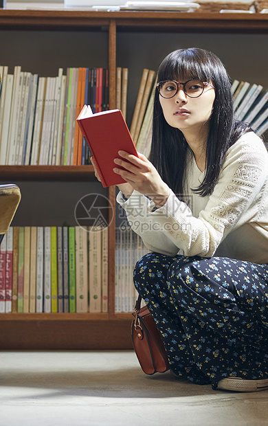 二十几岁美容大学生一家书店的女人图片