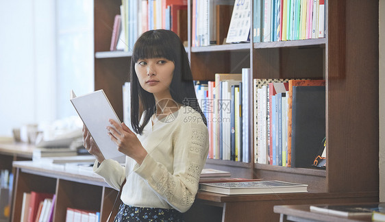 年轻日系美女逛书店图片