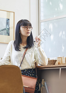 日本人生活好天气一家书店的女人图片