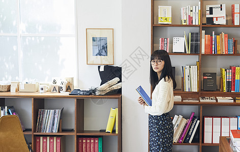 复制空间二十多岁高兴一家书店的女人图片