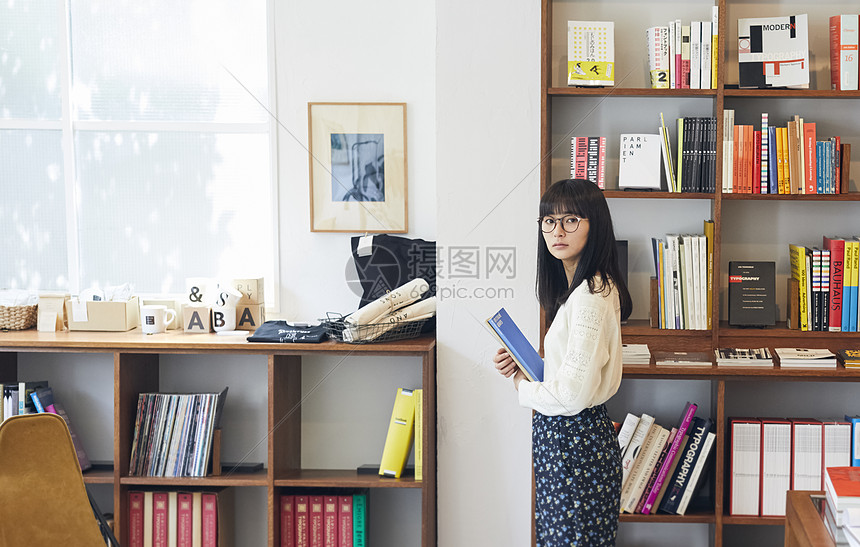 复制空间二十多岁高兴一家书店的女人图片