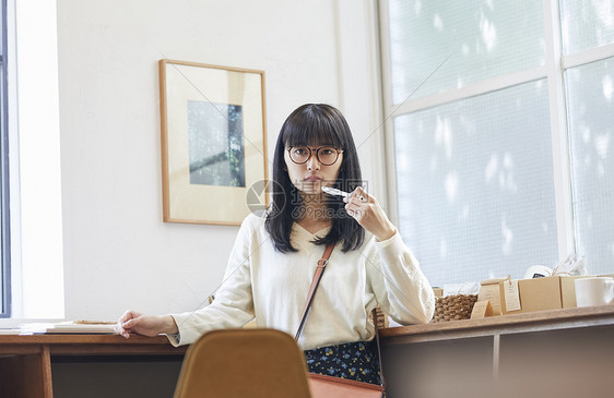 遵守踏青外出一家书店的女人图片