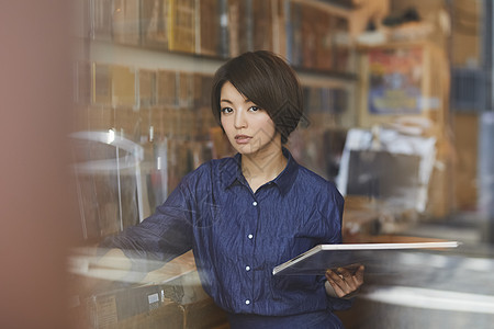 假日佣人大学生唱片店女肖像图片