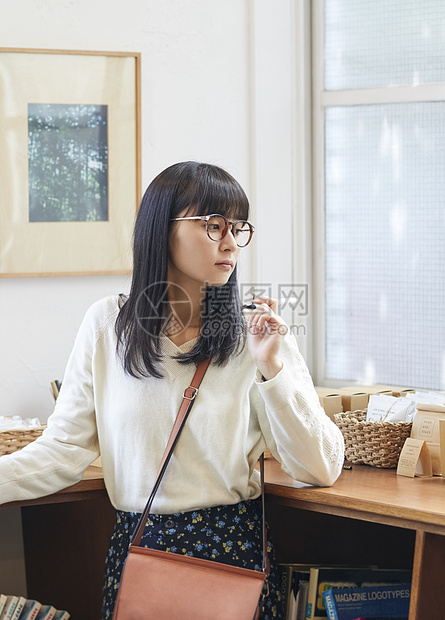 20多岁邻居假期一家书店的女人图片