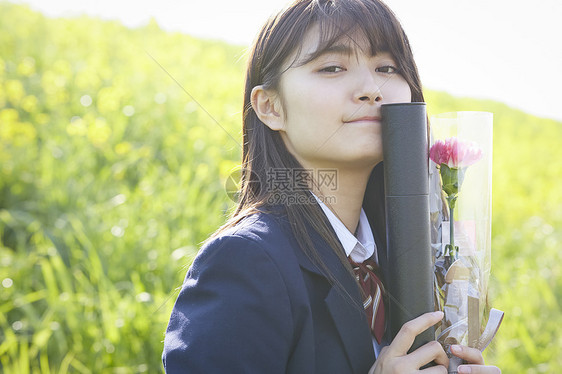 草丛中高中制服女学生图片