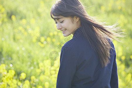 草丛中高中制服女学生图片