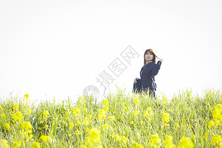 草丛中高中制服女学生图片