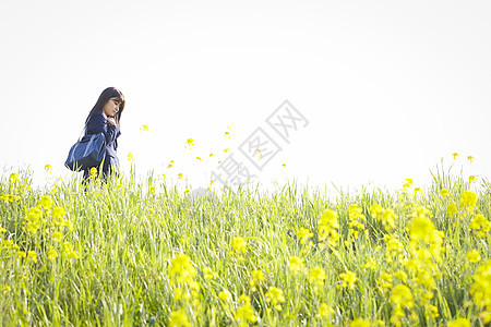 草丛中高中制服女学生图片