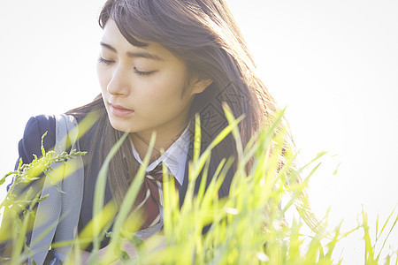 草丛中高中制服女学生图片