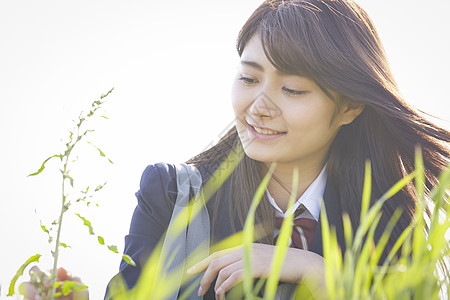 草丛中高中制服女学生图片