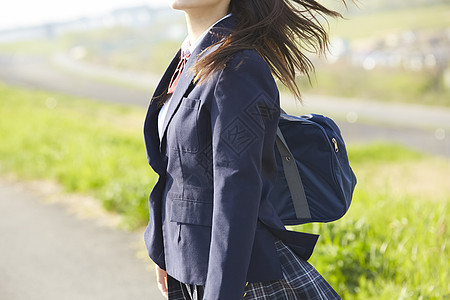 青春学校通勤生机勃勃上学的女学生图片