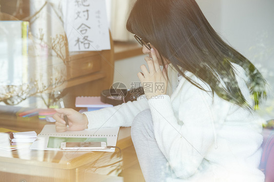 胸像坚持的青少年学校女孩高中学习图片