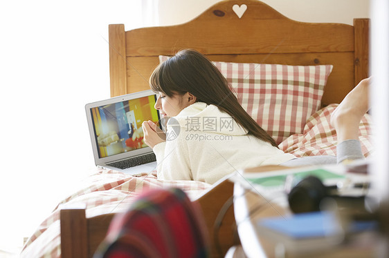 女孩们床人物女人放松图片