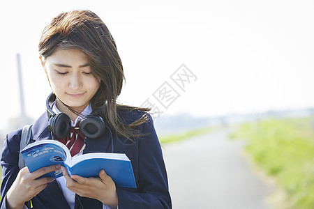 户外的可爱日系女高中生学习图片