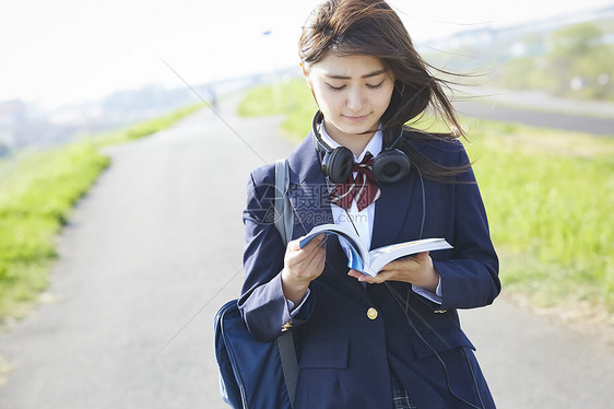 人物参考书检查学校女孩高中学习图片