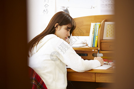 写春联书桌坐着伸出学校女孩高中学习背景