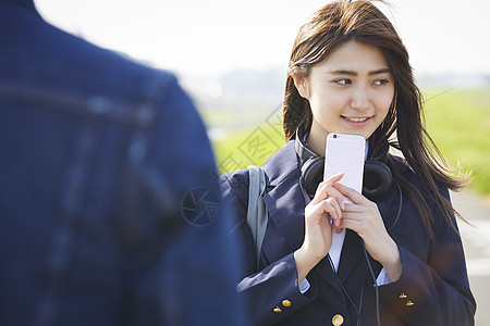 年轻校服天上学的女学生图片