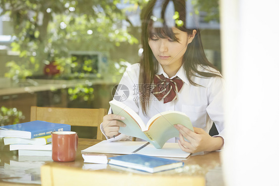 学校女孩高中学习看书图片