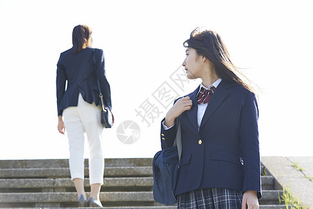 上学女高中生和上班的白领背影图片
