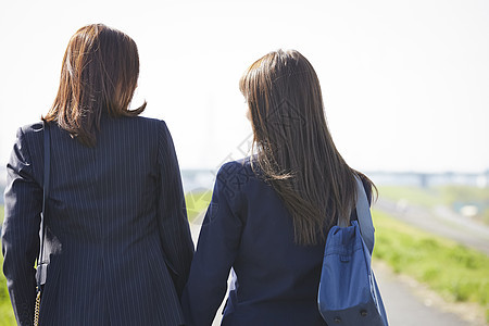 女孩走路四十来岁女和学校的女生图片