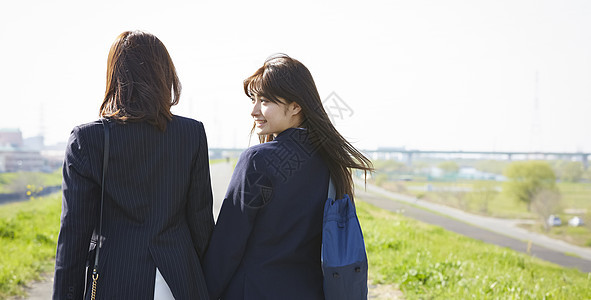 通勤上学路堤清澈女和学校的女生高清图片下载正版图片502211987摄图网